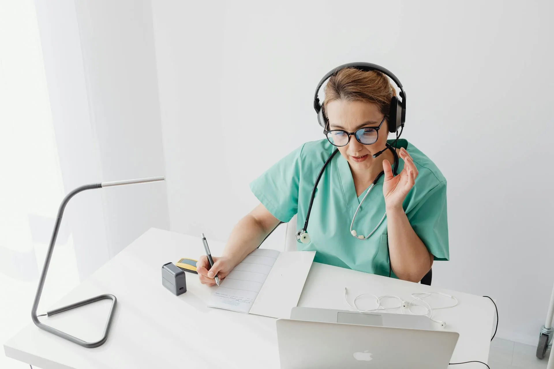 Especialista demostrando estiramientos ergonómicos preventivos